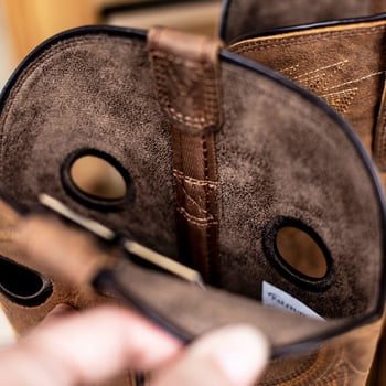 Martin csizmák hímzéssel, első osztályú marhabőr felsőrész, gumi talp, négyszögletes orr, alacsony négyszögletes sarok