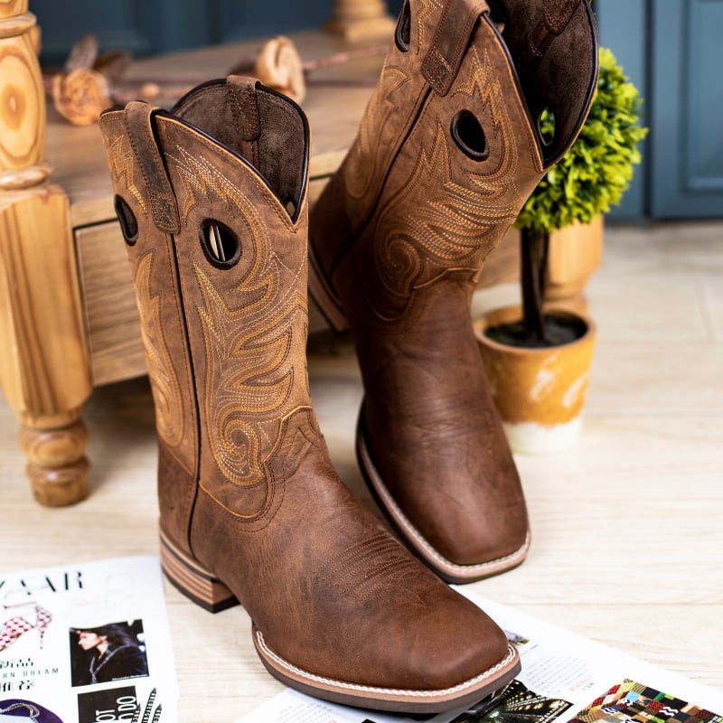 Martin csizmák hímzéssel, első osztályú marhabőr felsőrész, gumi talp, négyszögletes orr, alacsony négyszögletes sarok