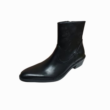 Középmagasságú bőr bokacsizma hegyes orrú, felső része split bőrből, gumitalp, oldalsó cipzár, 3–5 cm sarok