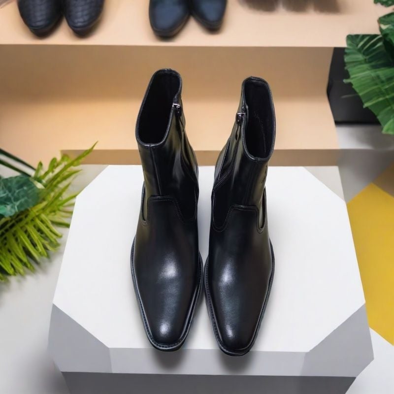 Középmagasságú bőr bokacsizma hegyes orrú, felső része split bőrből, gumitalp, oldalsó cipzár, 3–5 cm sarok