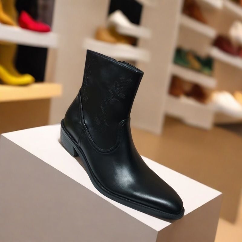 Középmagasságú bőr bokacsizma hegyes orrú, felső része split bőrből, gumitalp, oldalsó cipzár, 3–5 cm sarok