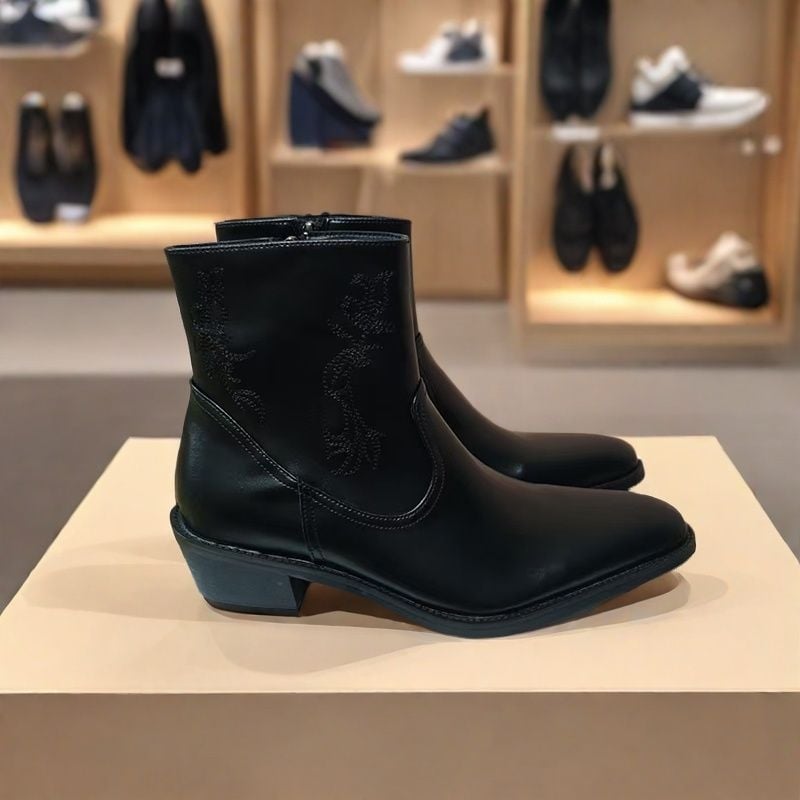 Középmagasságú bőr bokacsizma hegyes orrú, felső része split bőrből, gumitalp, oldalsó cipzár, 3–5 cm sarok