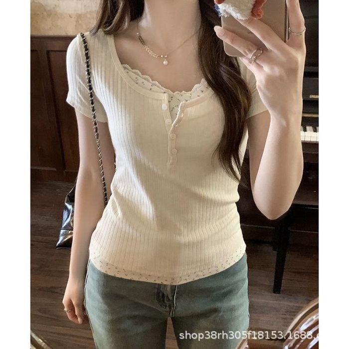 Flóros csipkés rövid ujjú felső fél-nyitott gallérral, karcsú szabás, poliészter-keverék, virágos nyomat