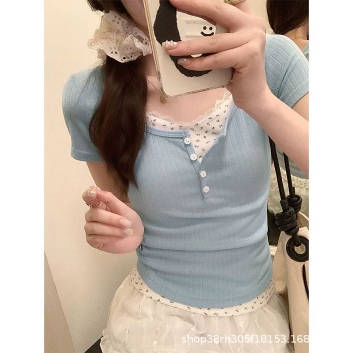 Flóros csipkés rövid ujjú felső fél-nyitott gallérral, karcsú szabás, poliészter-keverék, virágos nyomat