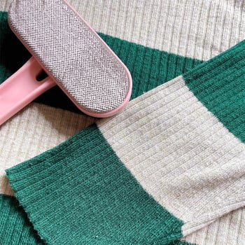 Kétoldalas elektrosztatikus szöszmentesítő kefe lepedőkért és plédeikért, állati szőr eltávolító, ruhák poroló – Anyag: műanyag • Márka Nah • Megjelenés: 2017 tavaszán