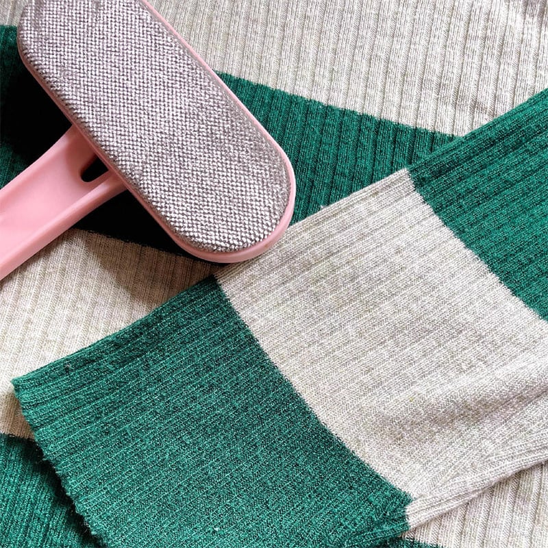 Kétoldalas elektrosztatikus szöszmentesítő kefe lepedőkért és plédeikért, állati szőr eltávolító, ruhák poroló – Anyag: műanyag • Márka Nah • Megjelenés: 2017 tavaszán