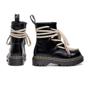 Martin csizmák bőr felsőrészével, oldalsó cipzár, kerek orr, 3–5 cm középmagas sarok, téli viselet