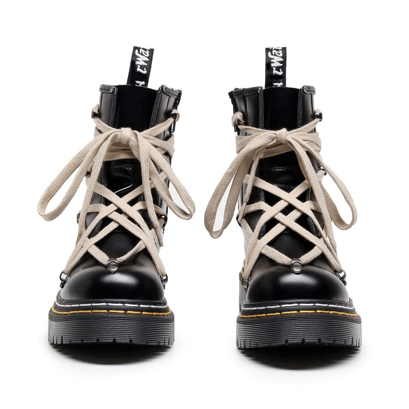 Martin csizmák bőr felsőrészével, oldalsó cipzár, kerek orr, 3–5 cm középmagas sarok, téli viselet