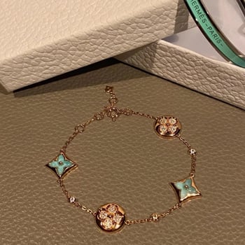 Réz alapanyagú rombusz formájú négylevelű karkötő, elektroplatolás, He Sheng márka, női kézi ékszer, 2025 nyár, személyes stílus