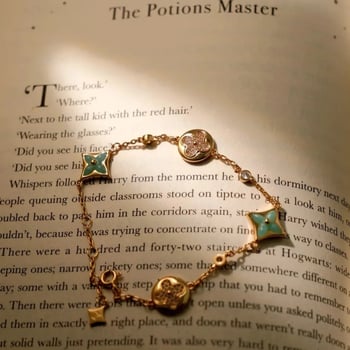 Réz alapanyagú rombusz formájú négylevelű karkötő, elektroplatolás, He Sheng márka, női kézi ékszer, 2025 nyár, személyes stílus