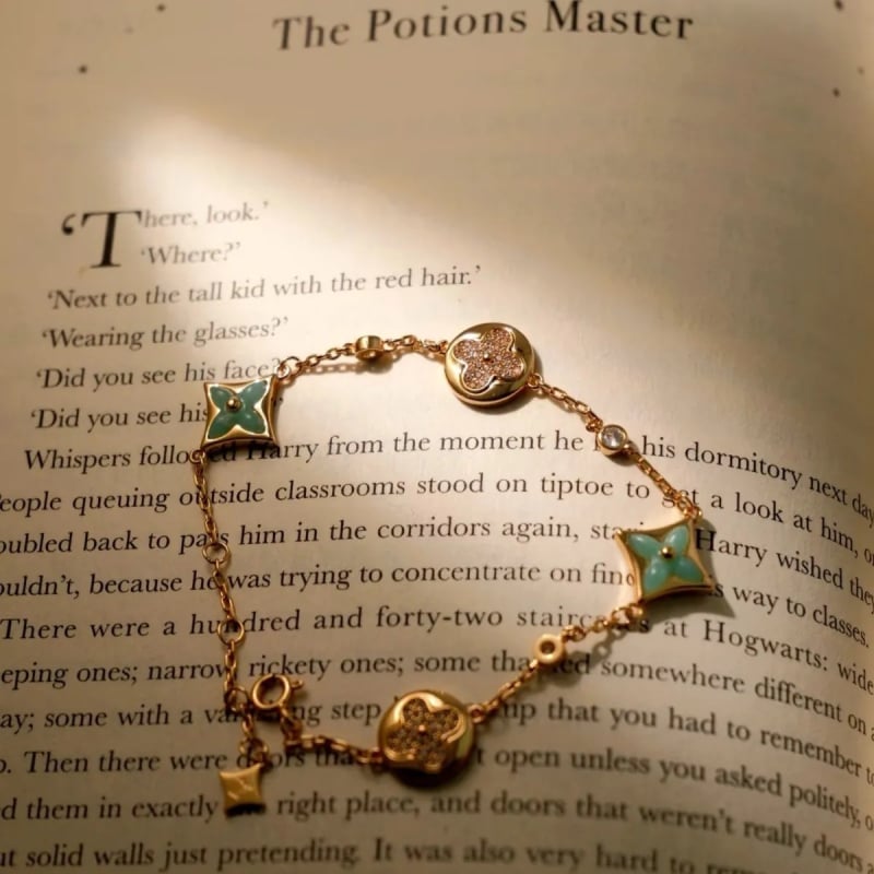 Réz alapanyagú rombusz formájú négylevelű karkötő, elektroplatolás, He Sheng márka, női kézi ékszer, 2025 nyár, személyes stílus