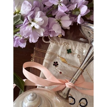 Karkötő virág alakú négylevelű lóhere motívummal; titán acél; elektroplatolás bevonat; irodalmi retro stílus; modell Y6-4/L8-6/H4-3