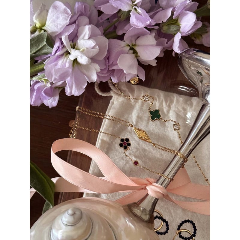 Karkötő virág alakú négylevelű lóhere motívummal; titán acél; elektroplatolás bevonat; irodalmi retro stílus; modell Y6-4/L8-6/H4-3