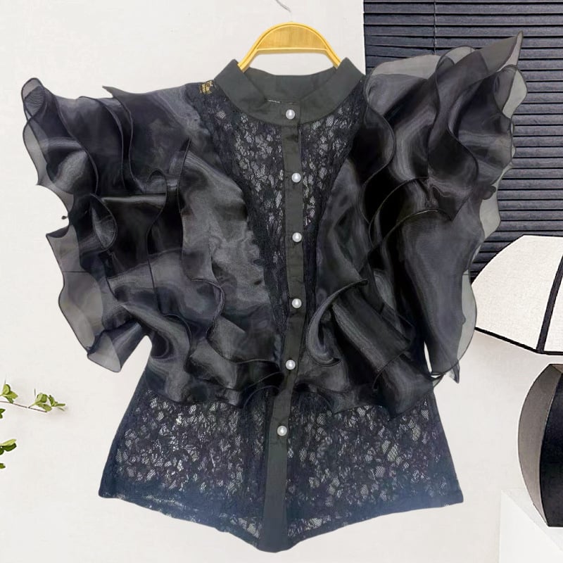 Csipke anyagú ing, álló gallérral, egy sor gombbal, rövid ujjú, egyenes szabású, hossz 50–65 cm, egyszínű modell, japán-koreai lazább stílus