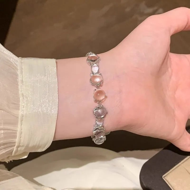 Kézre szánt ékszerek — réz, elektroplátolt felület, női INS stílus, geometriai forma, 2025 őszén megjelenés.