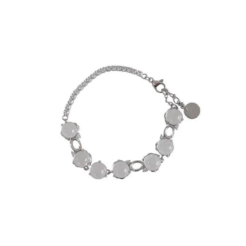 Kézre szánt ékszerek — réz, elektroplátolt felület, női INS stílus, geometriai forma, 2025 őszén megjelenés.