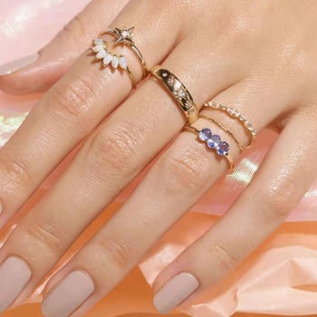 Női 18K aranyozott titánacél gyűrű – geometrikus csavart forma, gyémánt polírozás, Vitafend