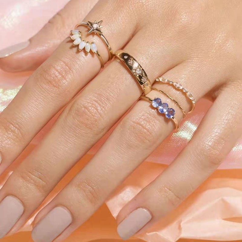 Női 18K aranyozott titánacél gyűrű – geometrikus csavart forma, gyémánt polírozás, Vitafend