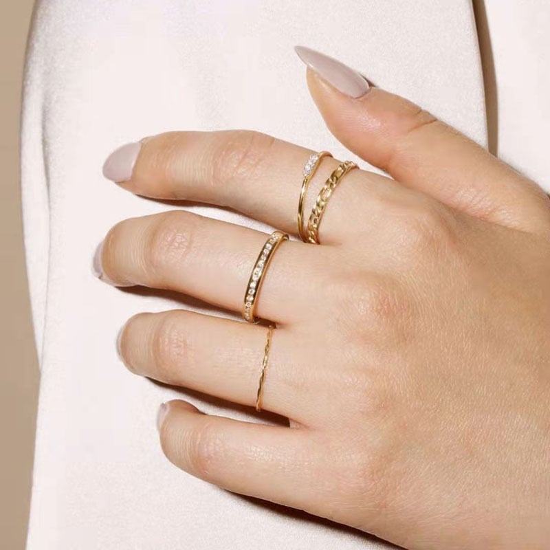 Női 18K aranyozott titánacél gyűrű – geometrikus csavart forma, gyémánt polírozás, Vitafend