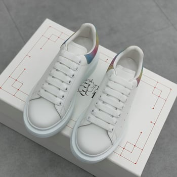 Mindennapi sportcipő magasságot növelő talppal, felső rész selyemtehén bőrből, gumitalp, fűzőkkel záródó, színben összehangolt dizájn