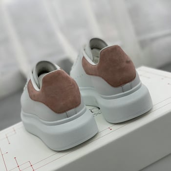 Mindennapi sportcipő magasságot növelő talppal, felső rész selyemtehén bőrből, gumitalp, fűzőkkel záródó, színben összehangolt dizájn