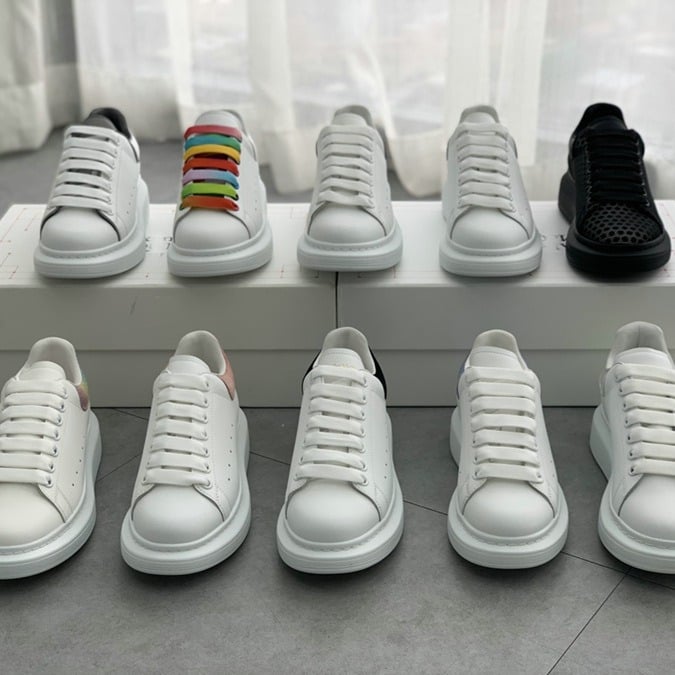 Mindennapi sportcipő magasságot növelő talppal, felső rész selyemtehén bőrből, gumitalp, fűzőkkel záródó, színben összehangolt dizájn