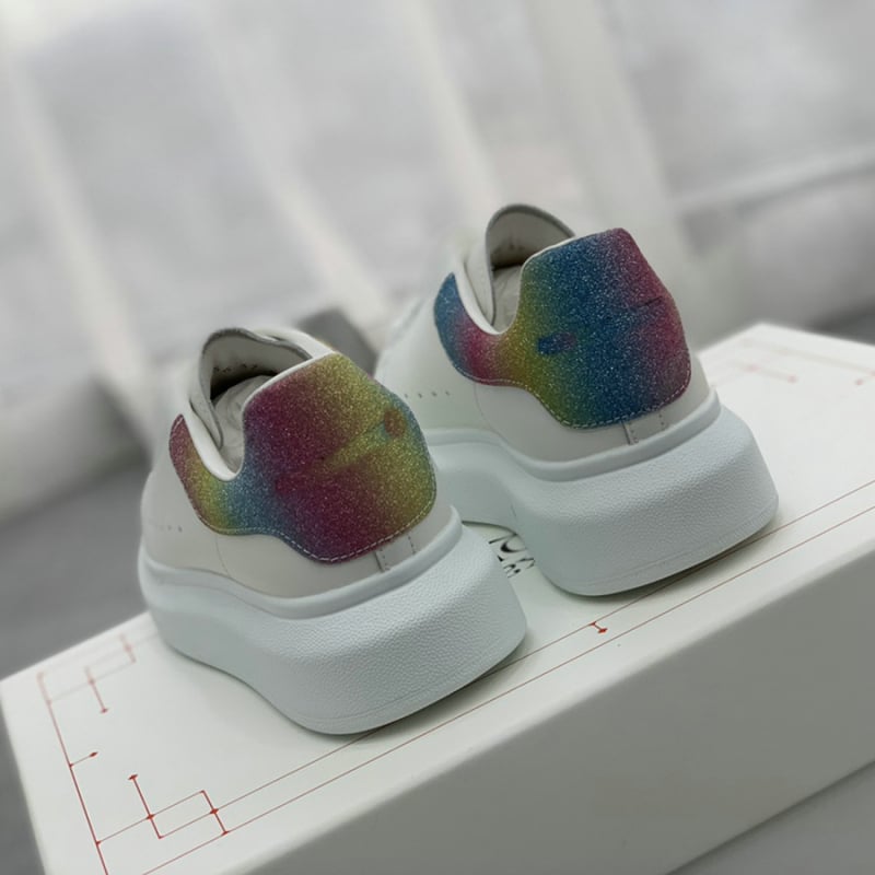 Mindennapi sportcipő magasságot növelő talppal, felső rész selyemtehén bőrből, gumitalp, fűzőkkel záródó, színben összehangolt dizájn