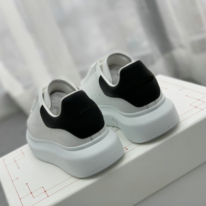 Mindennapi sportcipő magasságot növelő talppal, felső rész selyemtehén bőrből, gumitalp, fűzőkkel záródó, színben összehangolt dizájn