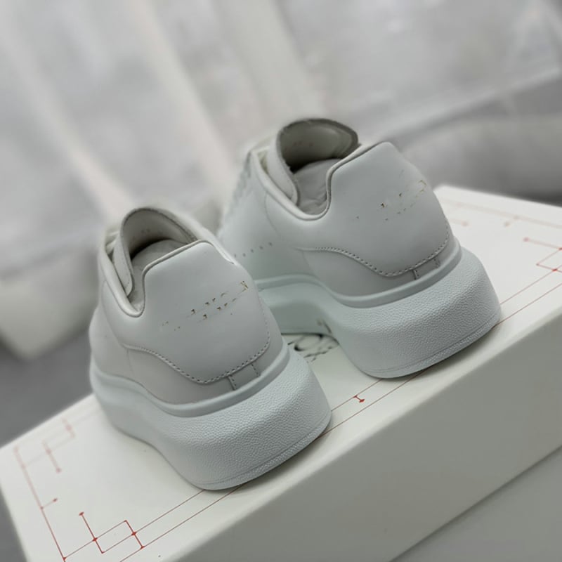 Mindennapi sportcipő magasságot növelő talppal, felső rész selyemtehén bőrből, gumitalp, fűzőkkel záródó, színben összehangolt dizájn