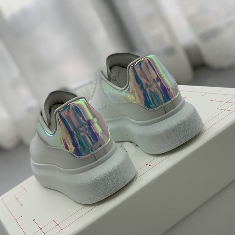 Mindennapi sportcipő magasságot növelő talppal, felső rész selyemtehén bőrből, gumitalp, fűzőkkel záródó, színben összehangolt dizájn