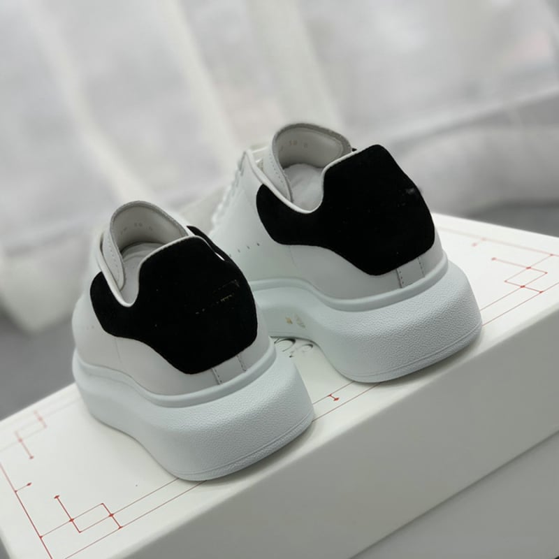 Mindennapi sportcipő magasságot növelő talppal, felső rész selyemtehén bőrből, gumitalp, fűzőkkel záródó, színben összehangolt dizájn