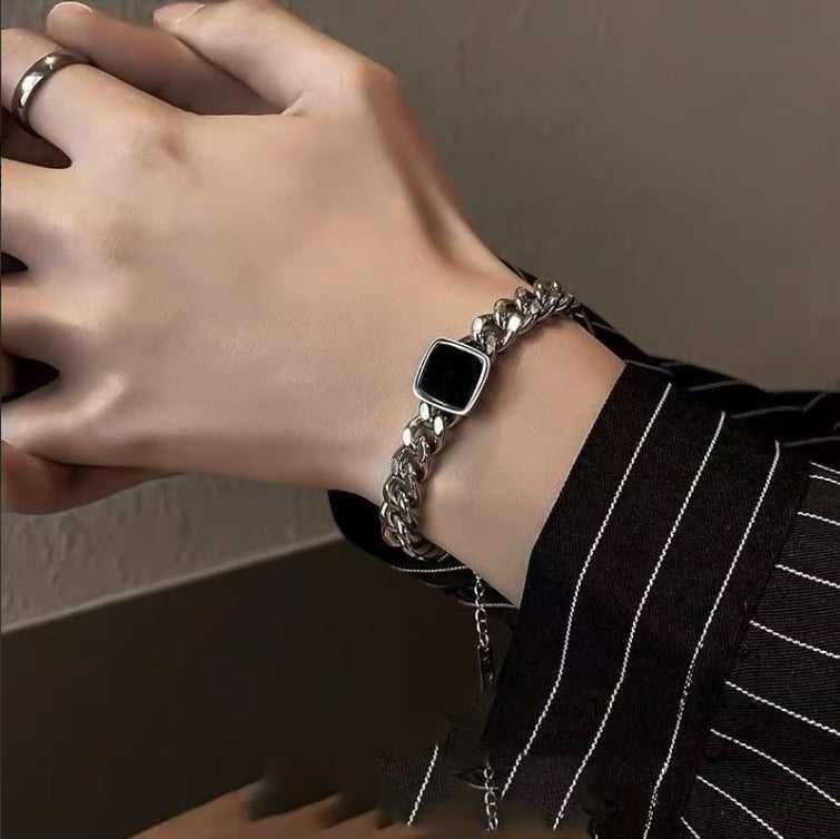 Karkötő titán acélból • Forma: rombusz • Stílus: uniszex, minimalist • Kategória: kézre szánt kiegészítő • Megjelenés: 2025 nyár