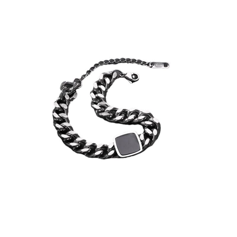 Karkötő titán acélból • Forma: rombusz • Stílus: uniszex, minimalist • Kategória: kézre szánt kiegészítő • Megjelenés: 2025 nyár