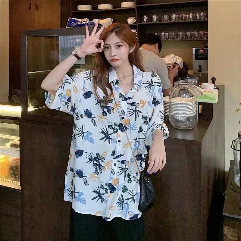 Poliészterből készült ing geometriai mintával, rövid ujjú, négyzetes gallér, lazán szabott, hossz 50–65 cm