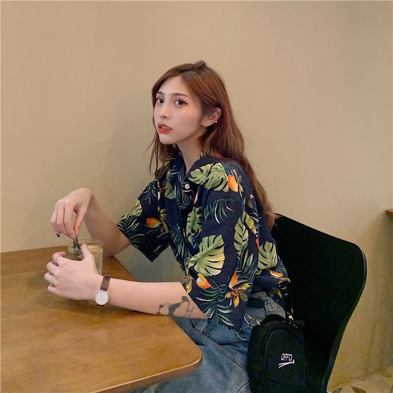 Poliészterből készült ing geometriai mintával, rövid ujjú, négyzetes gallér, lazán szabott, hossz 50–65 cm