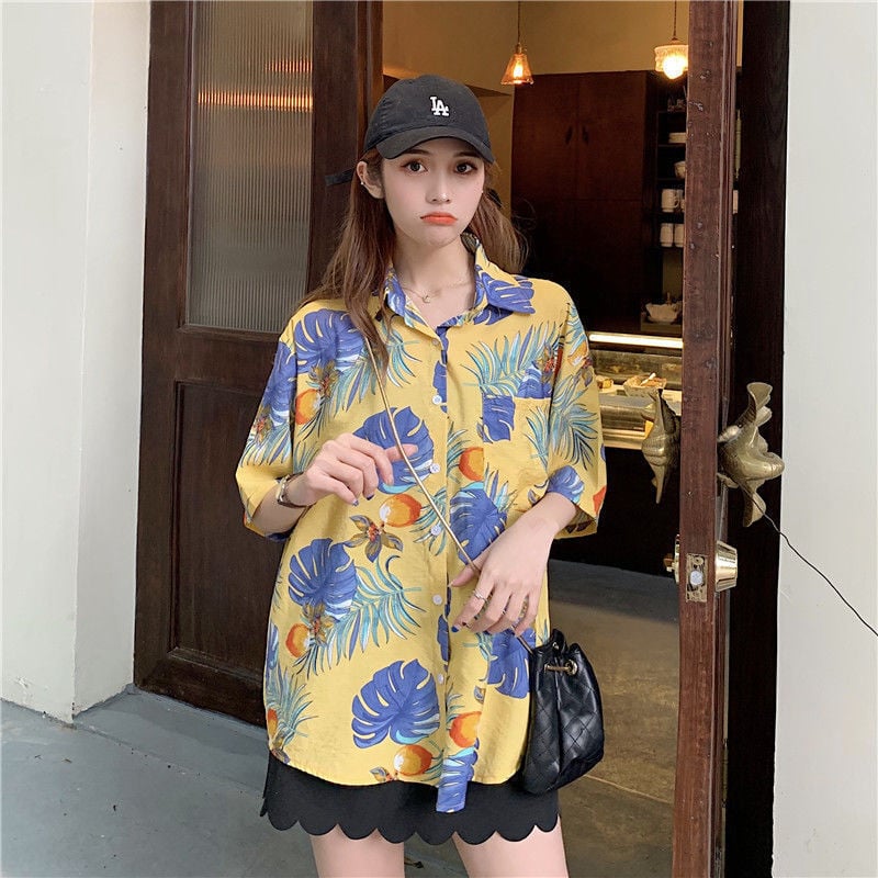 Poliészterből készült ing geometriai mintával, rövid ujjú, négyzetes gallér, lazán szabott, hossz 50–65 cm