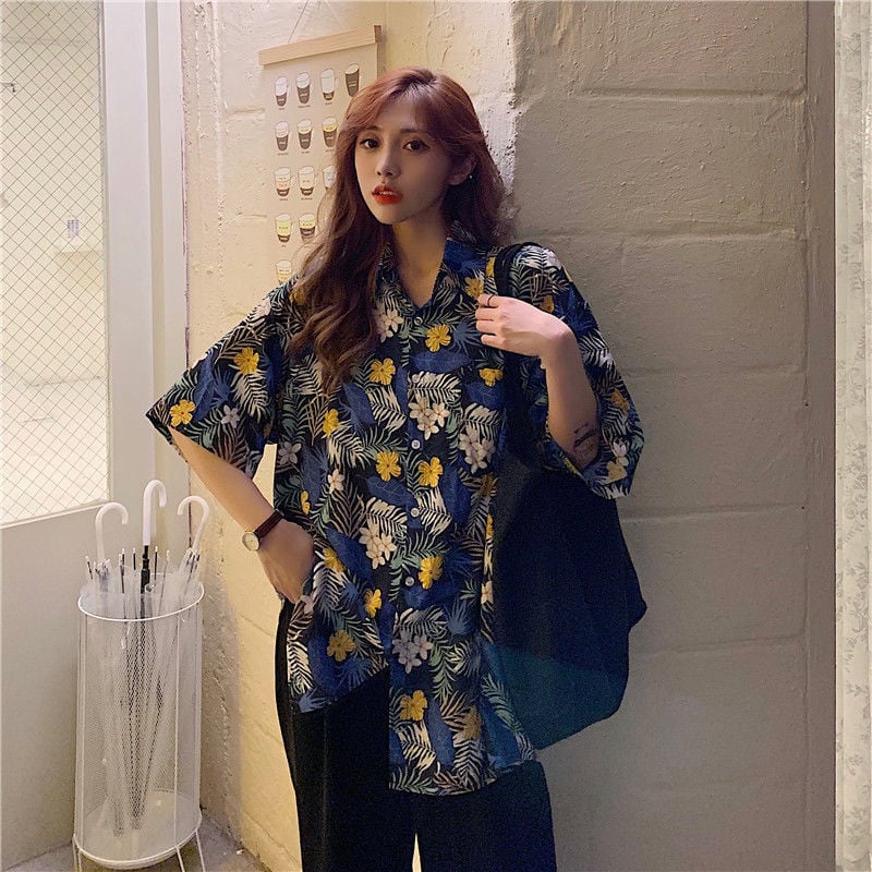 Poliészterből készült ing geometriai mintával, rövid ujjú, négyzetes gallér, lazán szabott, hossz 50–65 cm