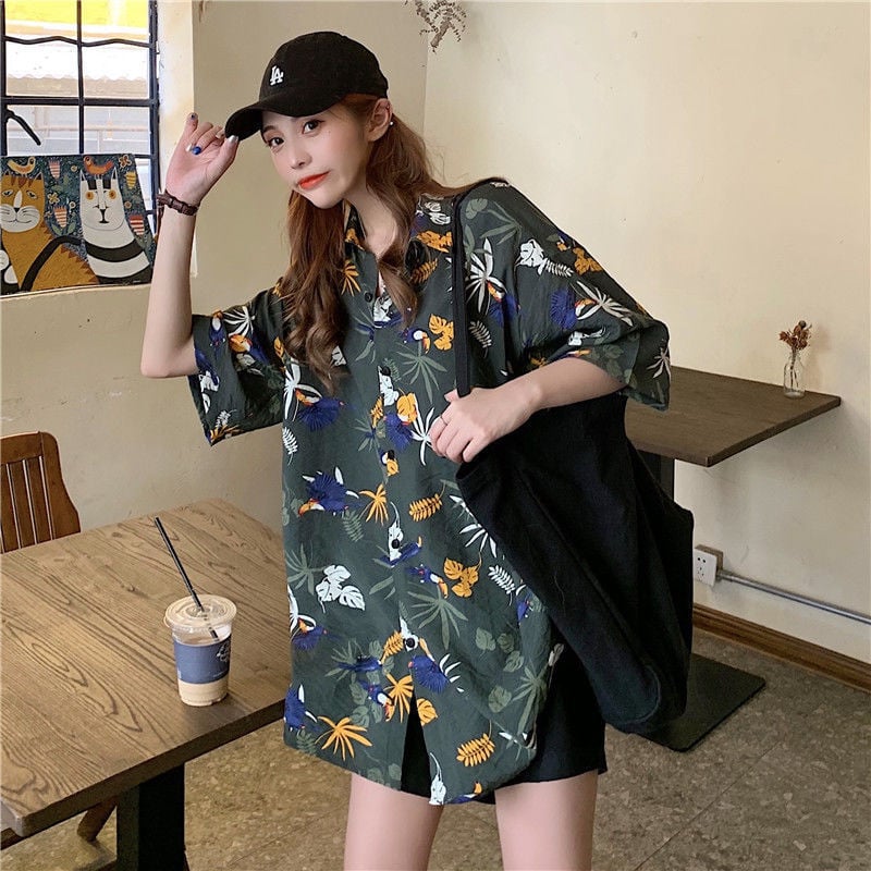 Poliészterből készült ing geometriai mintával, rövid ujjú, négyzetes gallér, lazán szabott, hossz 50–65 cm