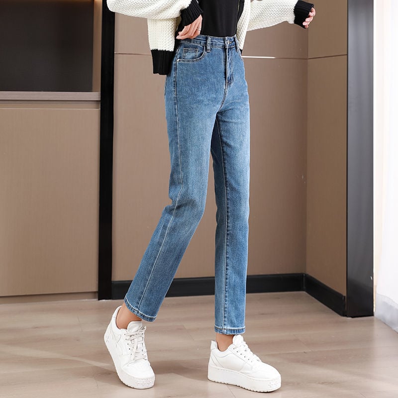 Női farmernadrág, egyenes szabás, magas derekú, 9/10 hossz, mikroelasztikus, denim 30–50% poliészterrel és 30–50% organikus pamuttal