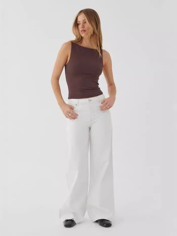 Farmernadrág egyenes szabású, magas derék, széles láb, vintázs mosott denim, pamutból (80–90% pamut)