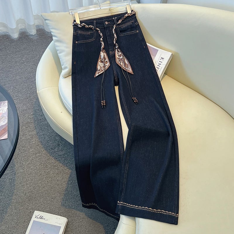 Széles lábú farmernadrág magas derékkal, selyemsál övvel, padlót érő hosszúság, tél 2025