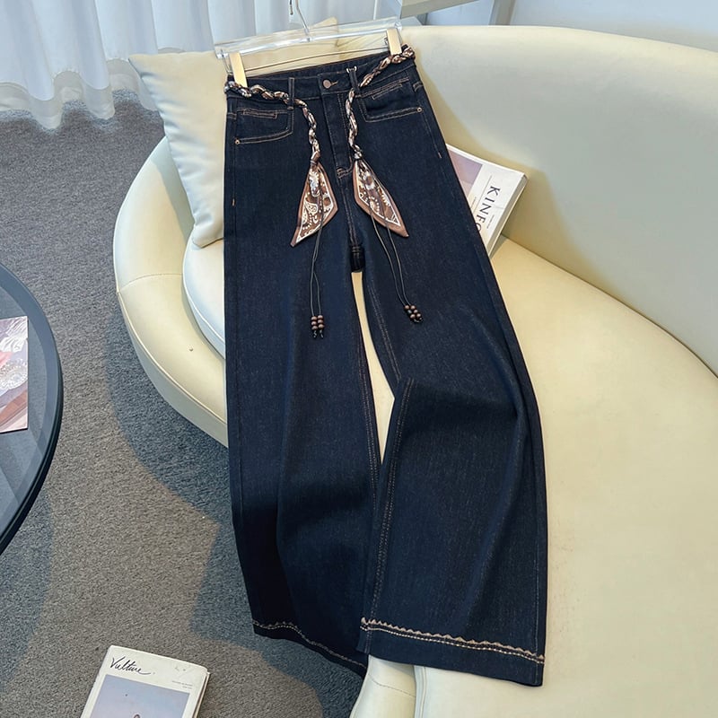 Széles lábú farmernadrág magas derékkal, selyemsál övvel, padlót érő hosszúság, tél 2025