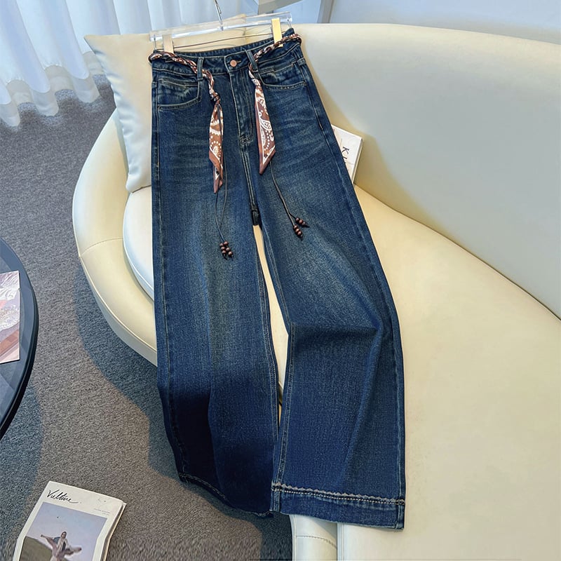 Széles lábú farmernadrág magas derékkal, selyemsál övvel, padlót érő hosszúság, tél 2025