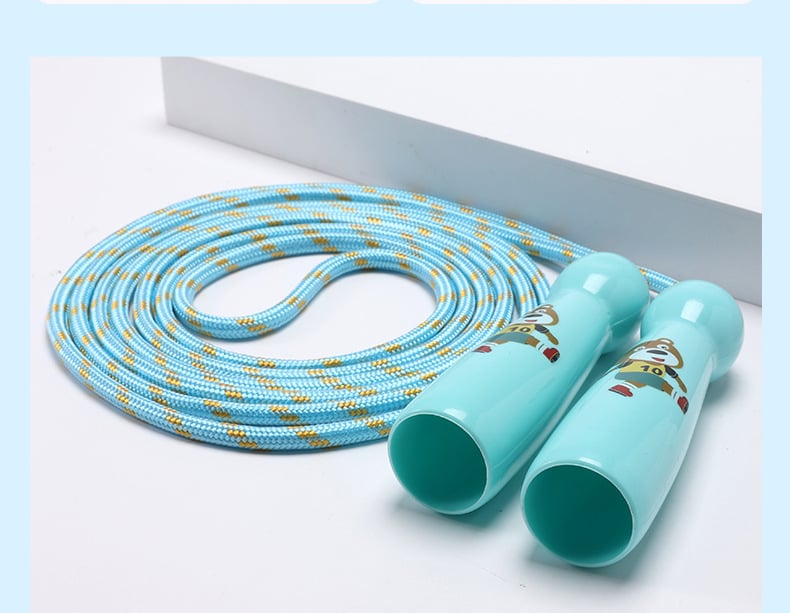 Gyermek ugrókötél – pamut kötélből és ABS markolatokkal, versenyekhez, 5–15 éveseknek, eredet: Kína.