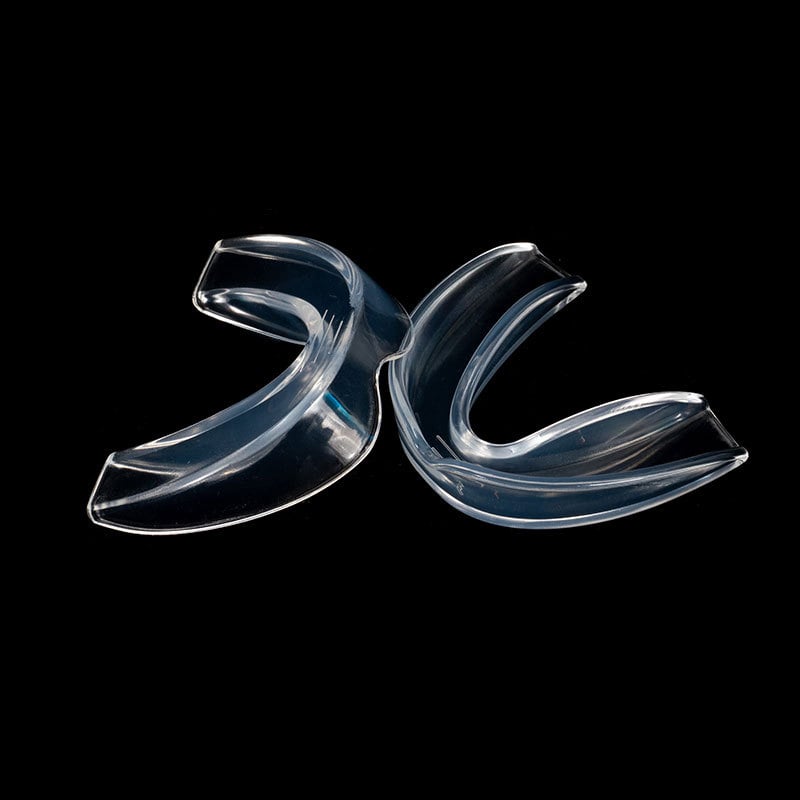 Átlátszó fogvédő edzéshez a futballhoz és a kosárlabdához – Anyag: Gumi; Védett részek: Fogak; Alkalmas: Univerzális; Sportok: Labdarúgás, Kosárlabda, Boksz