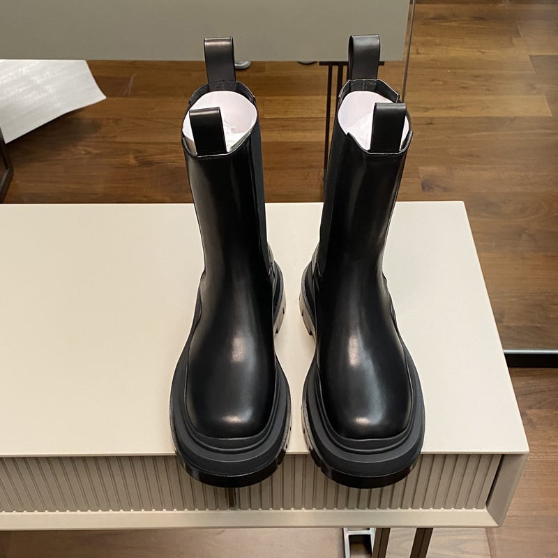 Nb&Bv csizma: valódi bőr felsőrész, kerek orr, 8 cm feletti sarok, magas szár, vastag talp