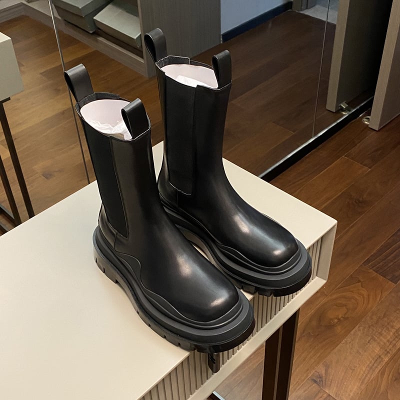 Nb&Bv csizma: valódi bőr felsőrész, kerek orr, 8 cm feletti sarok, magas szár, vastag talp