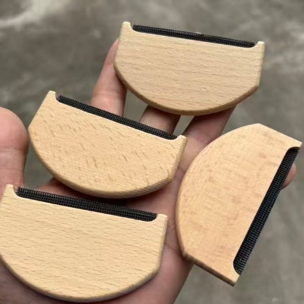 Kézi ruhaszöszmentesítő — fa test, kasmír fésű, ruhákhoz, Yiwu eredet, modern minimalist stílus