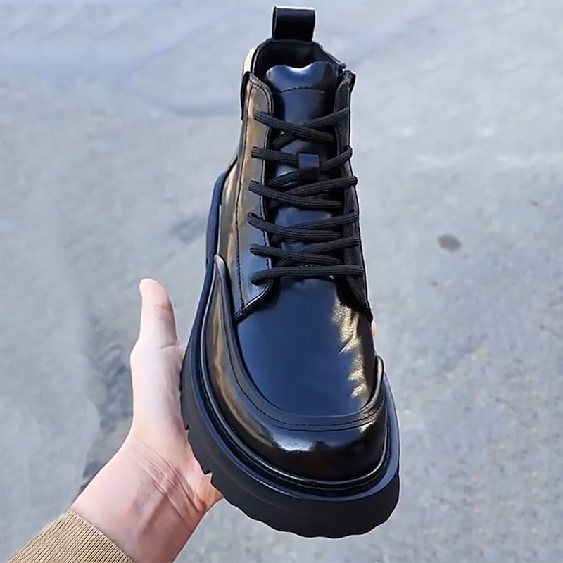 Férfi Martin bakancsok, Split bőr, középmagas szár, csat-zárás, belső magasság-növelő, gumírozott talp