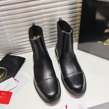 Férfi slip-on Chelsea csizma, középső szárú, kerek orral, felsőrész disznó bőr, bélés disznó bőr, gumitalp, domborított felület, alacsony sarok